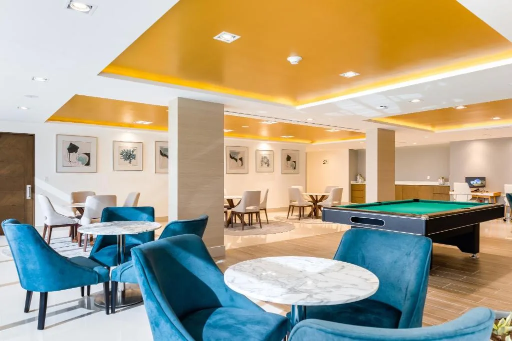 Guest lounge with billiards table