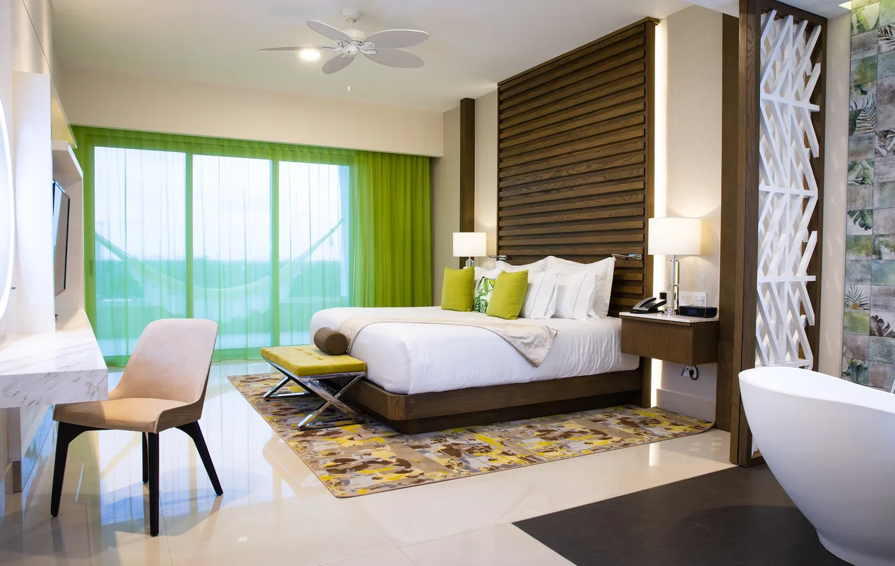 King bedroom with free-standing soaking tub