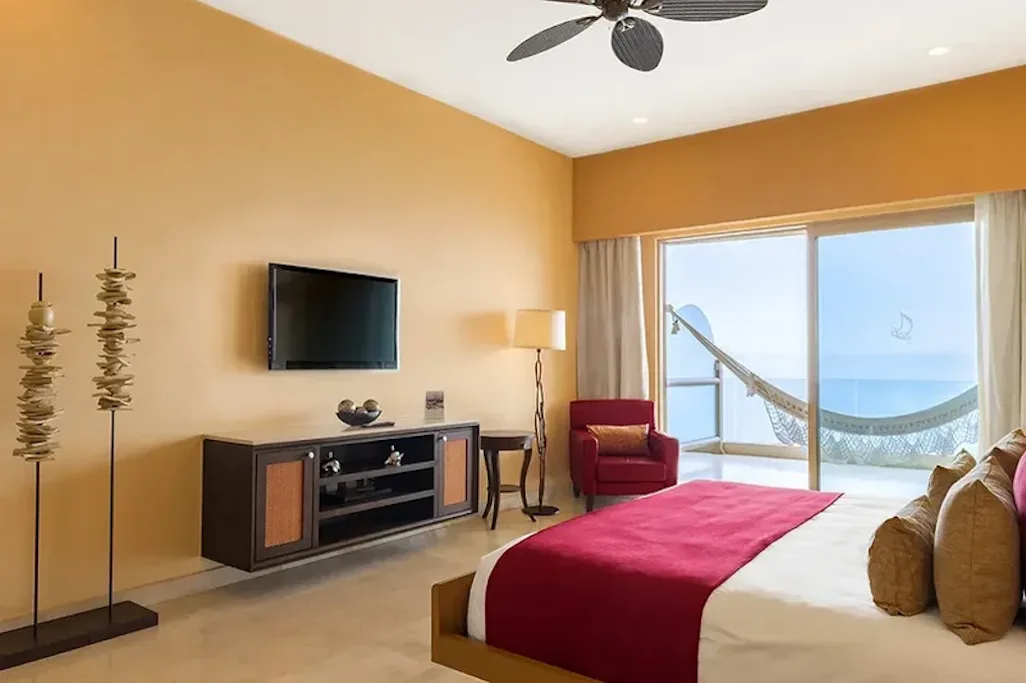 King bedroom with terrace hammock and ocean view