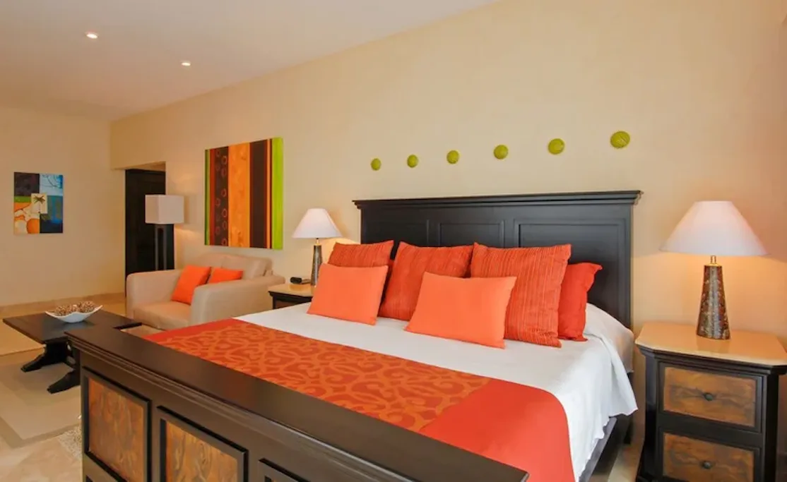King bedroom with sitting area and warm accents